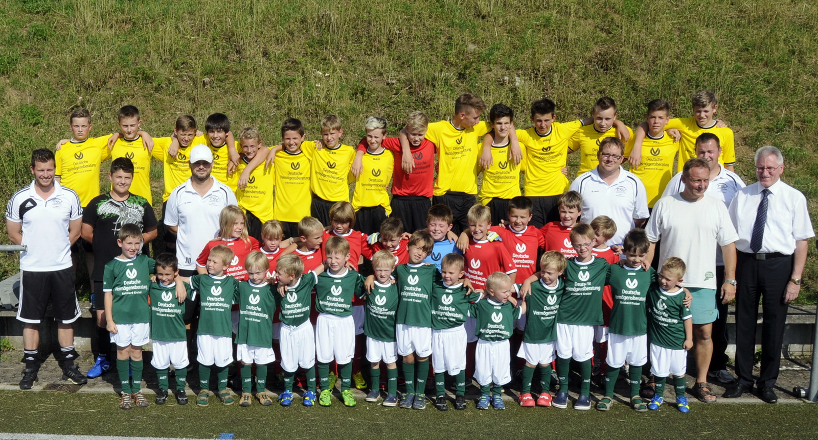 Neue Fußballtrikots für die Jugend des TSV