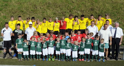 Neue Fußballtrikots für die Jugend des TSV