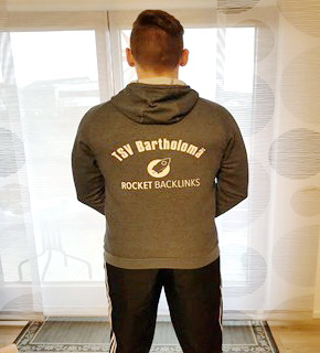 Neue Trainingsanzüge, Pullover und Warmlaufshirts