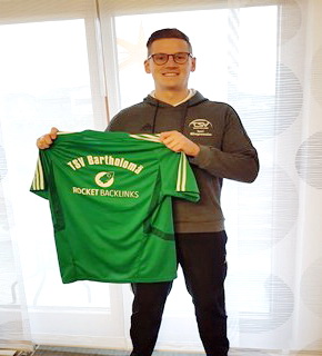 Neue Trainingsanzüge, Pullover und Warmlaufshirts